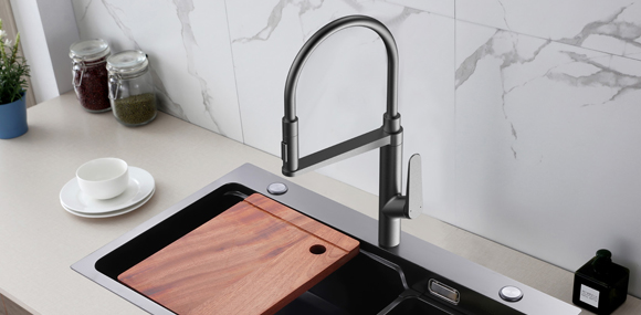 What are the precautions for purchasing a faucet in the kitchen?